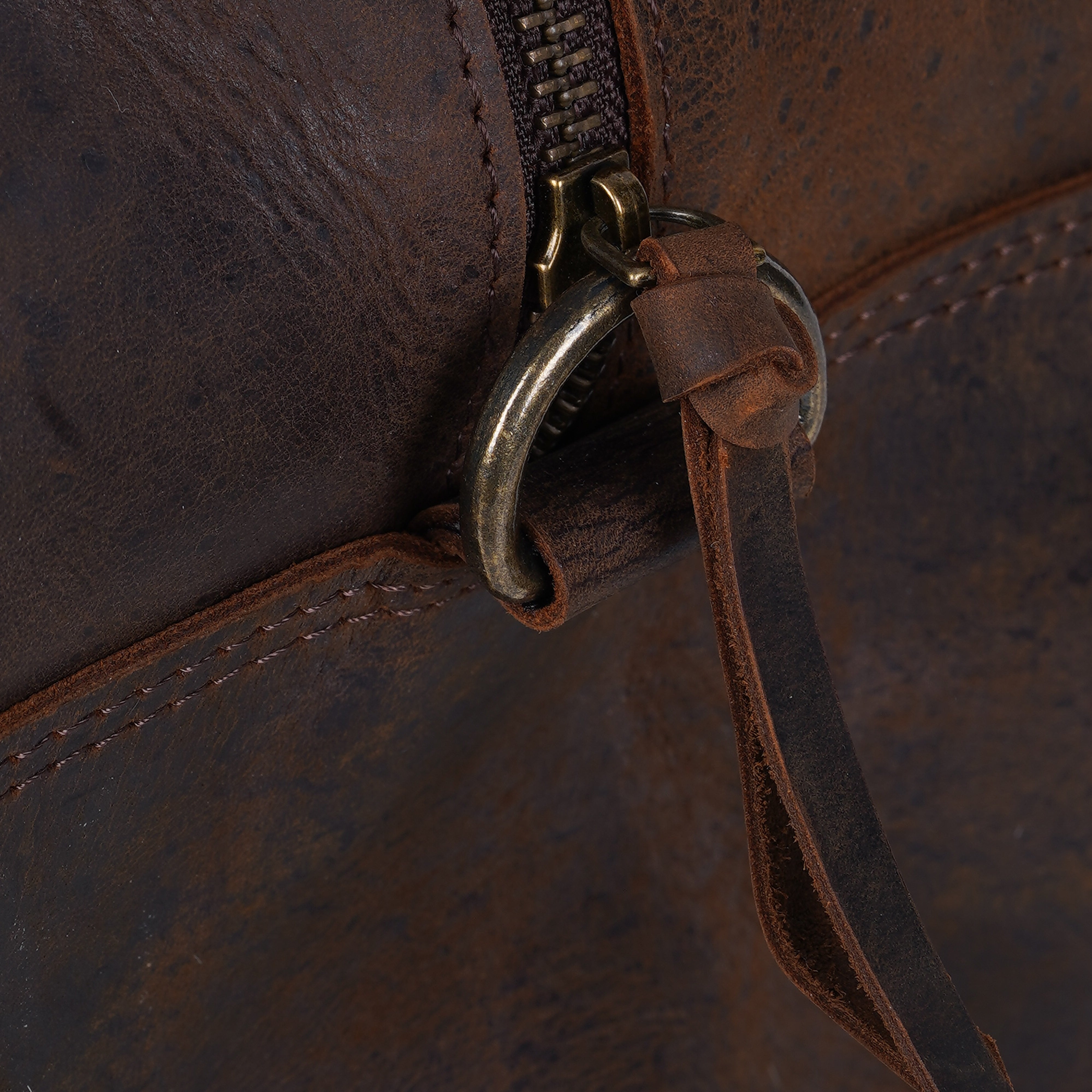 Cowhide Weekender – Leather Bag Luxe for Bold Travellers