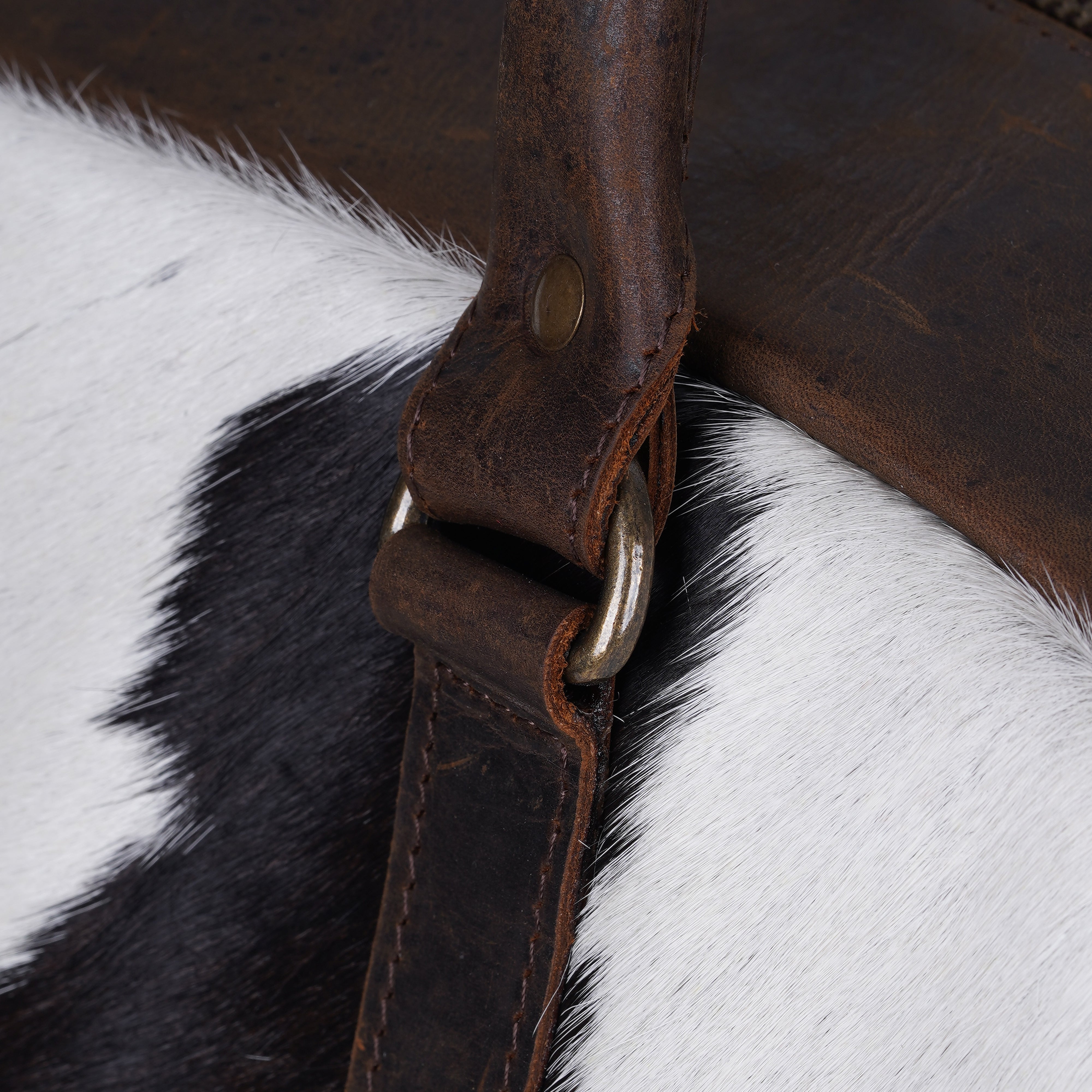 Cowhide Weekender – Leather Bag Luxe for Bold Travellers