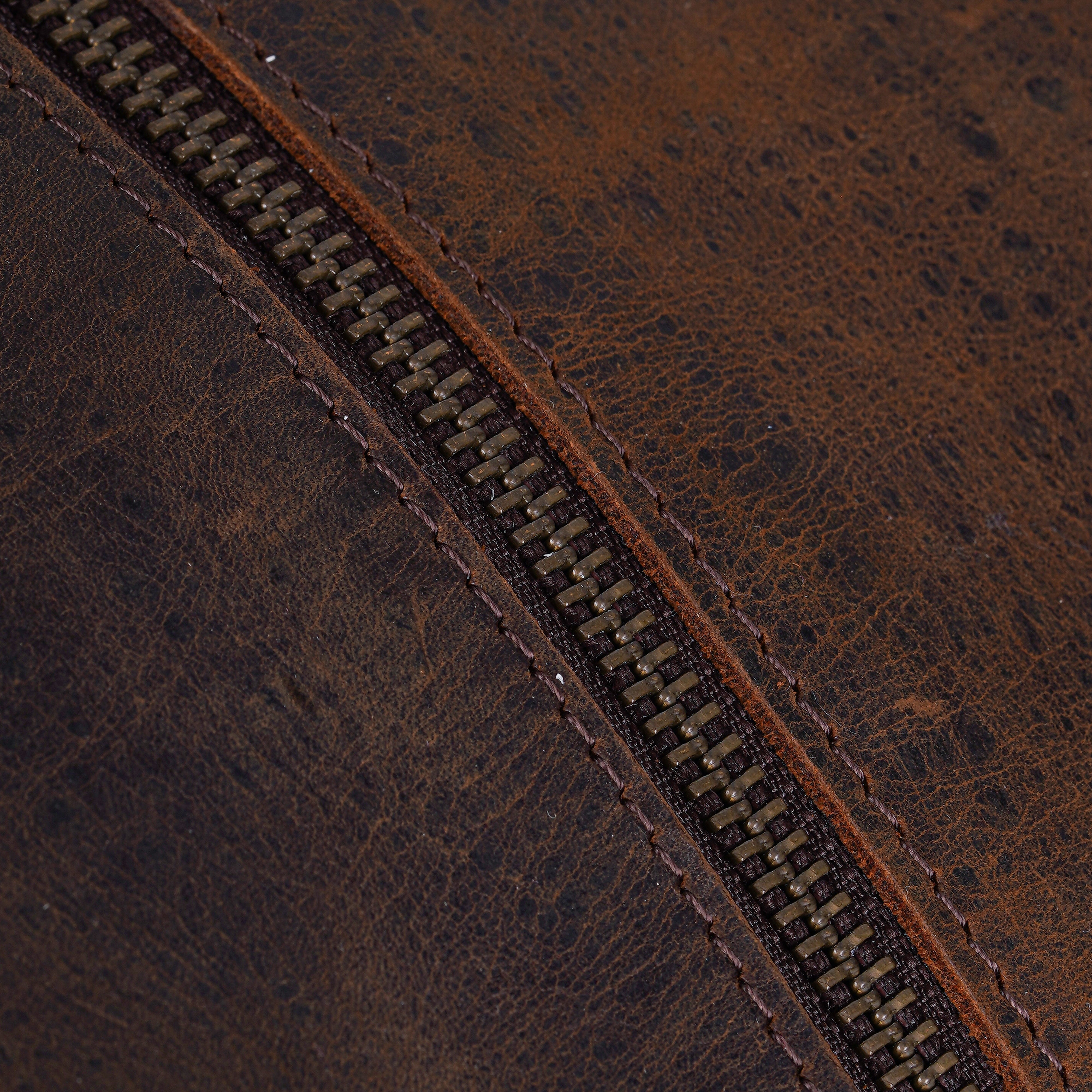 Cowhide Weekender – Leather Bag Luxe for Bold Travellers